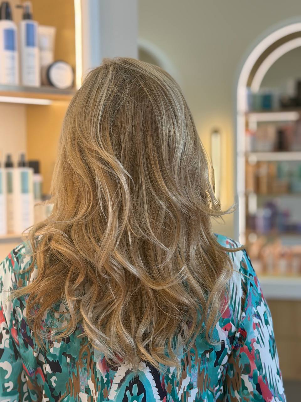 Balayage Aschblond mit kühlen Perlblond-Reflexen